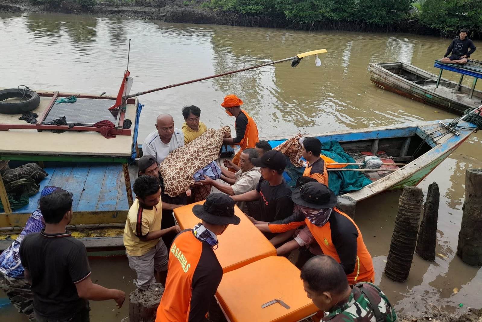 masyarakat-nelayan-dan-petugas-saat-mengevakuasi-jenazah-korban-tenggelam.jpg