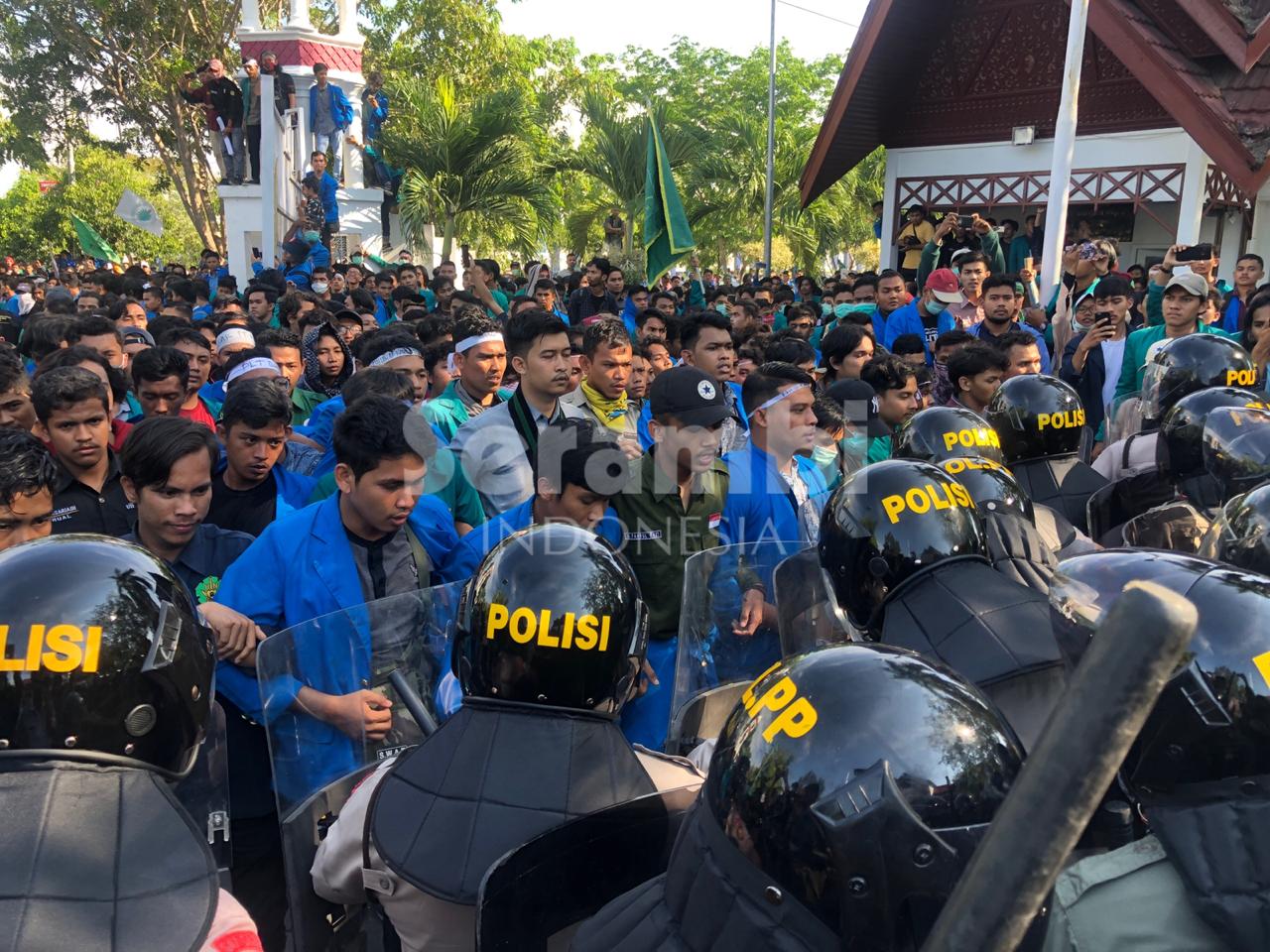 Masih Bertahan Dihadang Aparat, Mahasiswa Ancam Lengserkan Plt Gubernur dan Golput