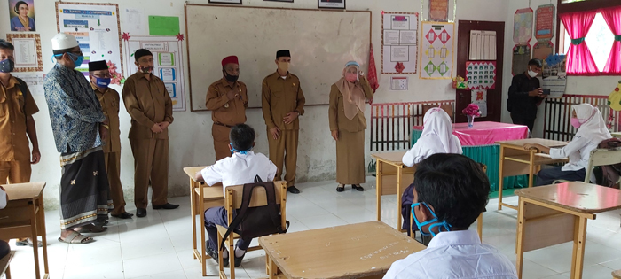 Abusyik Pantau Hari Pertama Proses Belajar Tatap Muka di Pidie, Ini Pesan Bupati