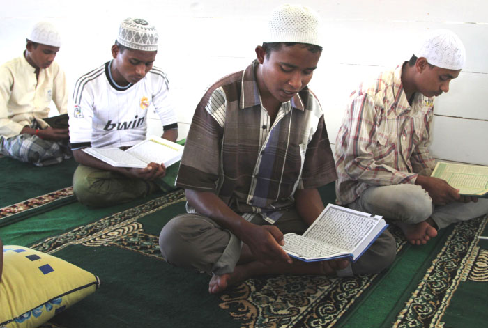 membaca-alquran-tadarus-dan-melaksanakan_20150619_084507.jpg