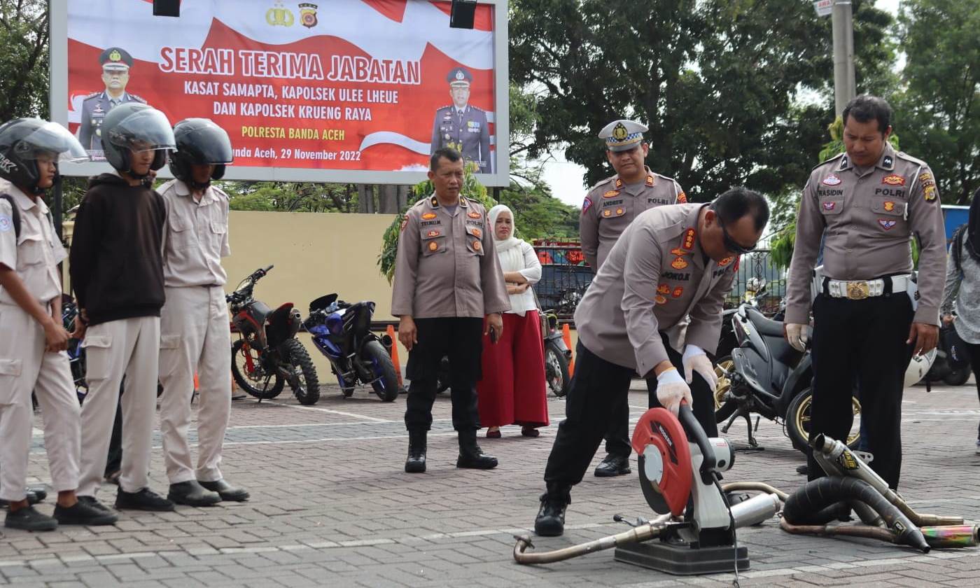 memotong-knalpot-brong-di-hadapan-sejumlah-pelajar-dan-anak-balap.jpg