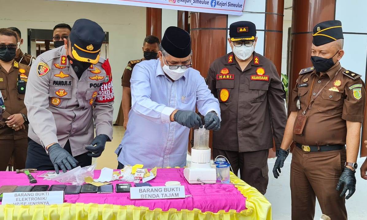 Kejari Simeulue Musnahkan Barang Bukti Tindak Perkara Pidana