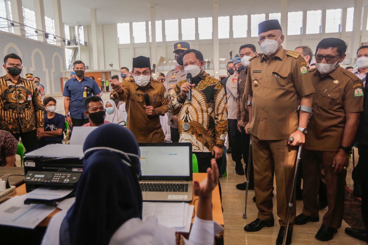 Mendagri Tinjau Kegiatan Vaksinasi di Aceh