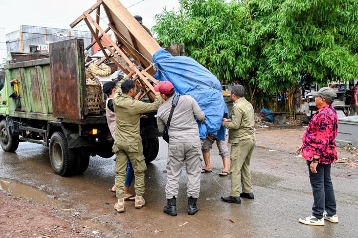 mengangkat-sampah-yang-berserakan-saat-pembongkaran-lapak.jpg
