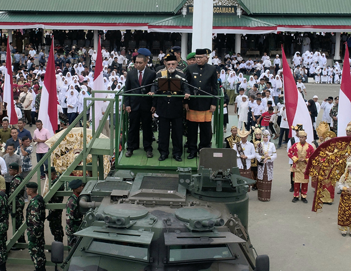 Di Atas Panser TNI, Plt Gubernur, Wali Nanggroe, Ketua DPRA Ucapkan Ikrar Aceh Damai dan Sejahtera