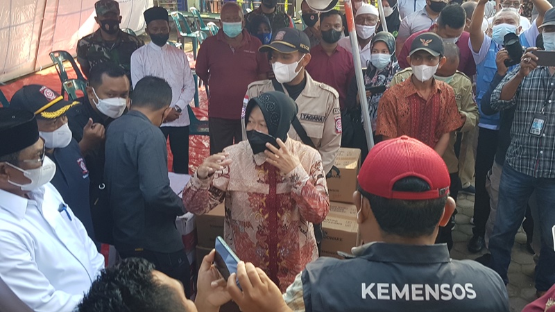 Mensos Datangi Pengungsi di Gampong Baroh Langsa Lama, Serahkan Bantuan Banjir Rp 474 Juta ke Pemko
