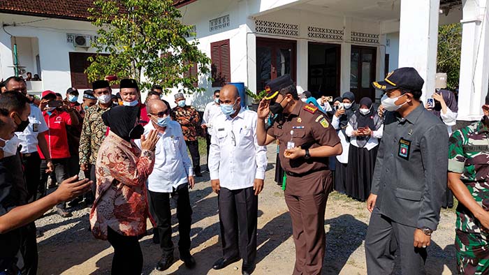 Risma Janji Kirim Obat untuk Korban Banjir, Mensos Serah Bantuan di Langsa dan Tamiang