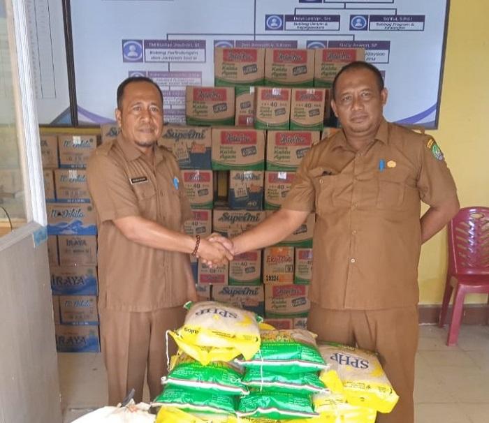 menyerahkan-bantuan-untuk-korban-banajir-ke-Sekretaris-Dinas-Sosial-Mukhsin.jpg