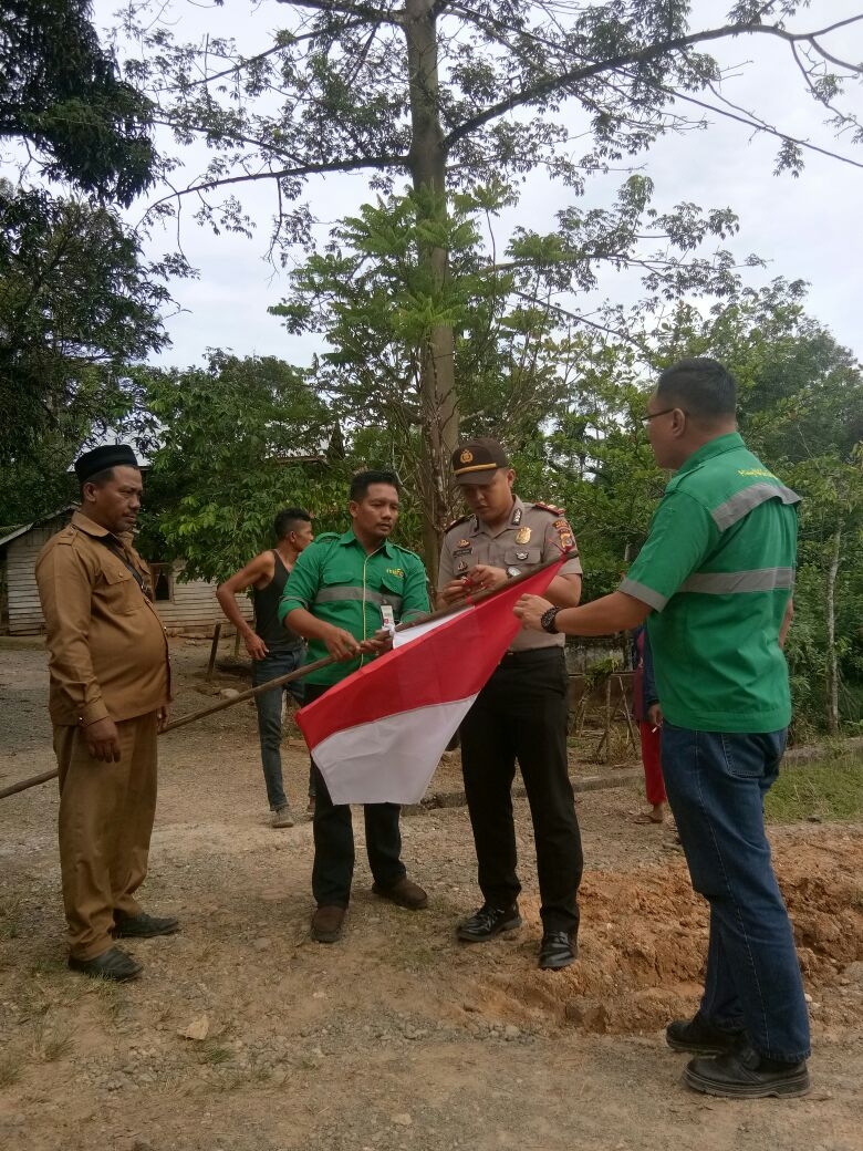 Mifa Bersaudara dan Polisi Bagi-Bagi Bendera di Aceh Barat