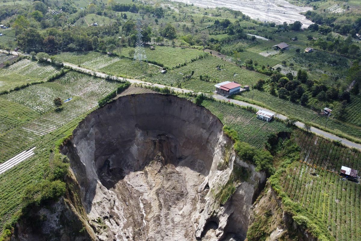 mirip-sinkhole-di-aceh-tengah.jpg