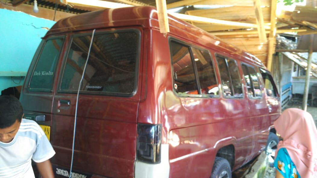 Tiba-tiba Sepmor Melintas, Sopir L-300 Banting Stir, Seret Zakaria dan Tabrak Kios Penjual Udang