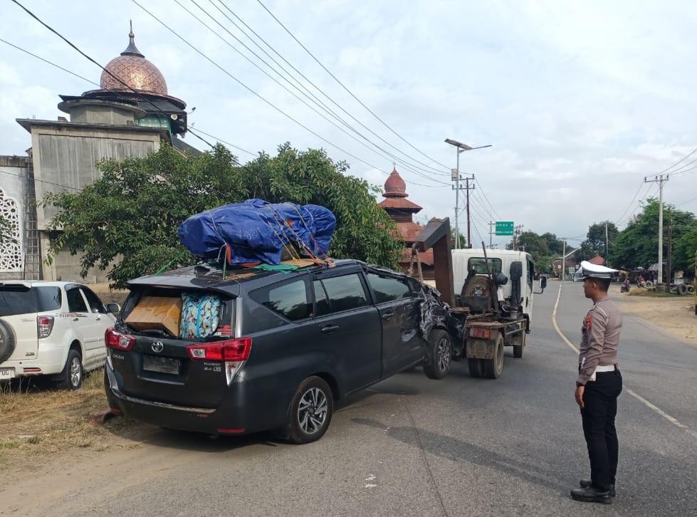 Sopir Diduga Ngantuk, Sebuah Mobil Seruduk Truk di Pidie Jaya