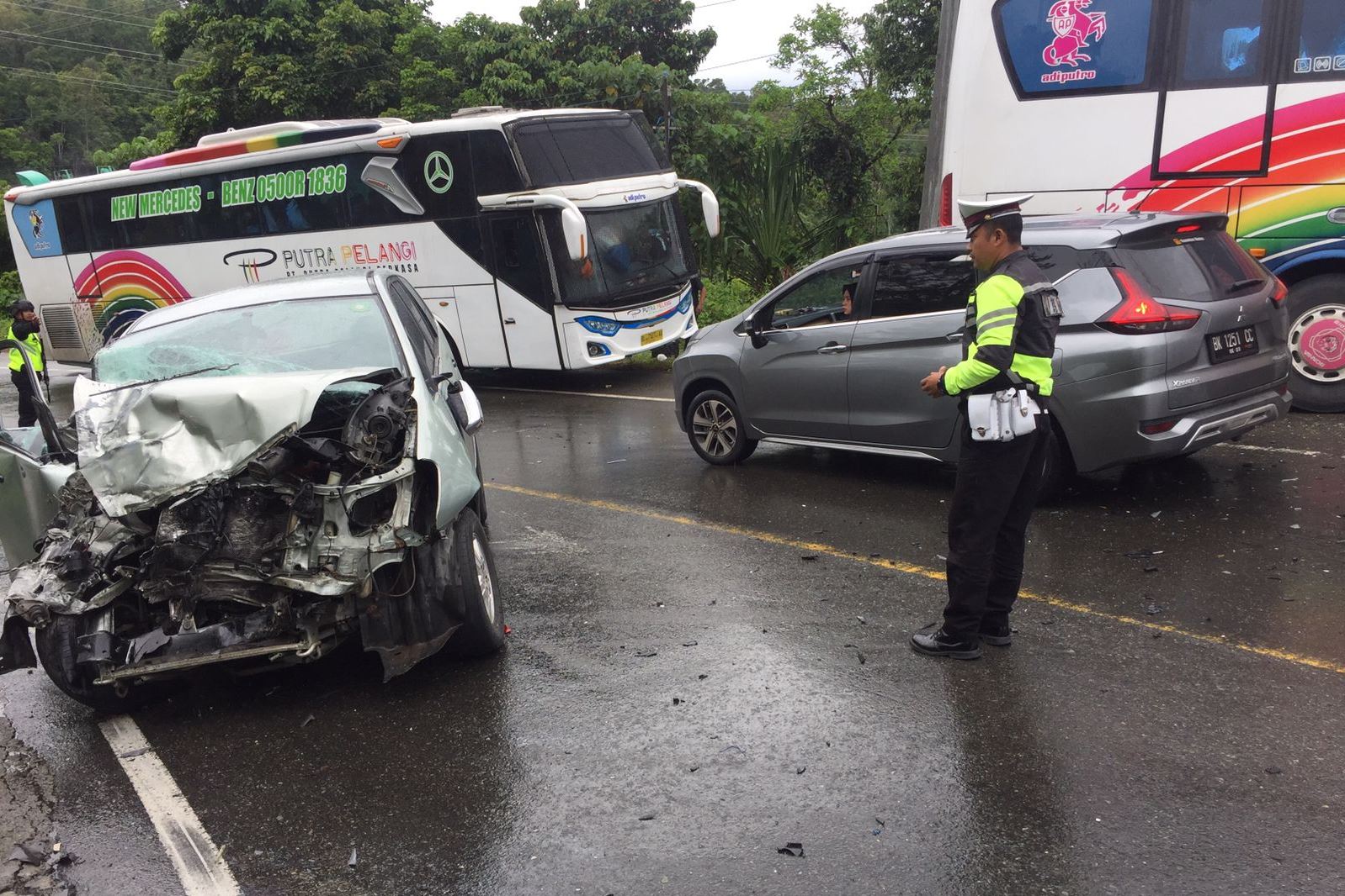 Bus Pelangi Tabrakan dengan Toyota Innova di Gunung Seulawah, Korban Luka-luka