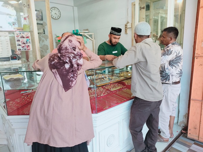 mori-penjual-emas-di-toko-london-lhokseumawe-melayani-pembeli-selasa-892021.jpg