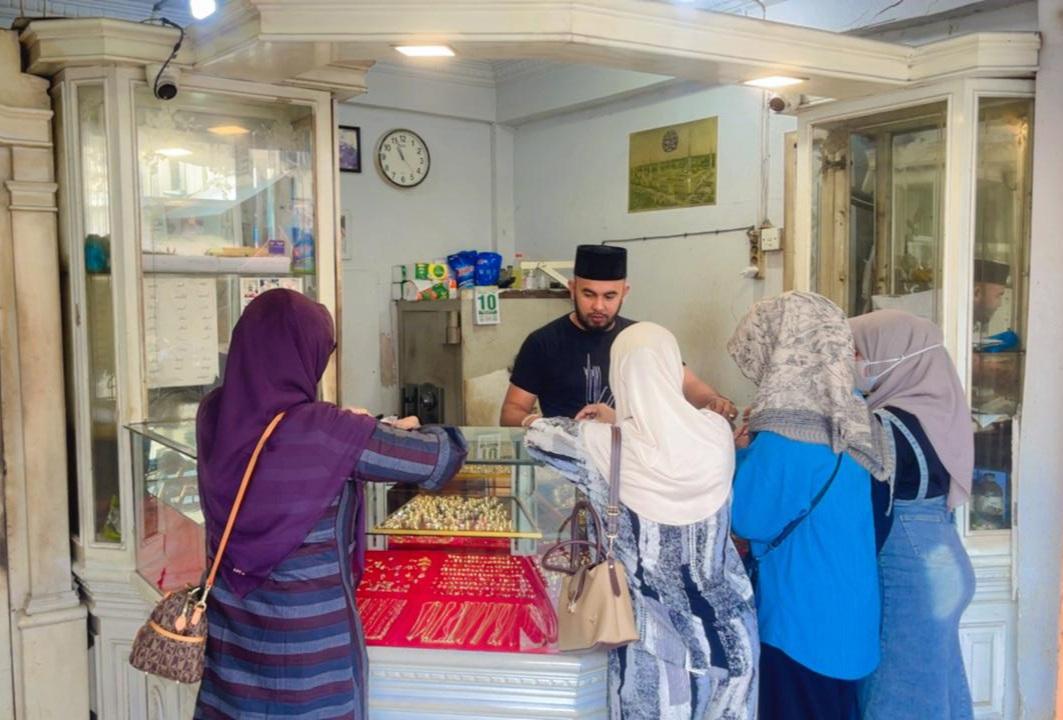 mori-sedang-melayani-jual-beli-emas-di-lhokseumawe_.jpg