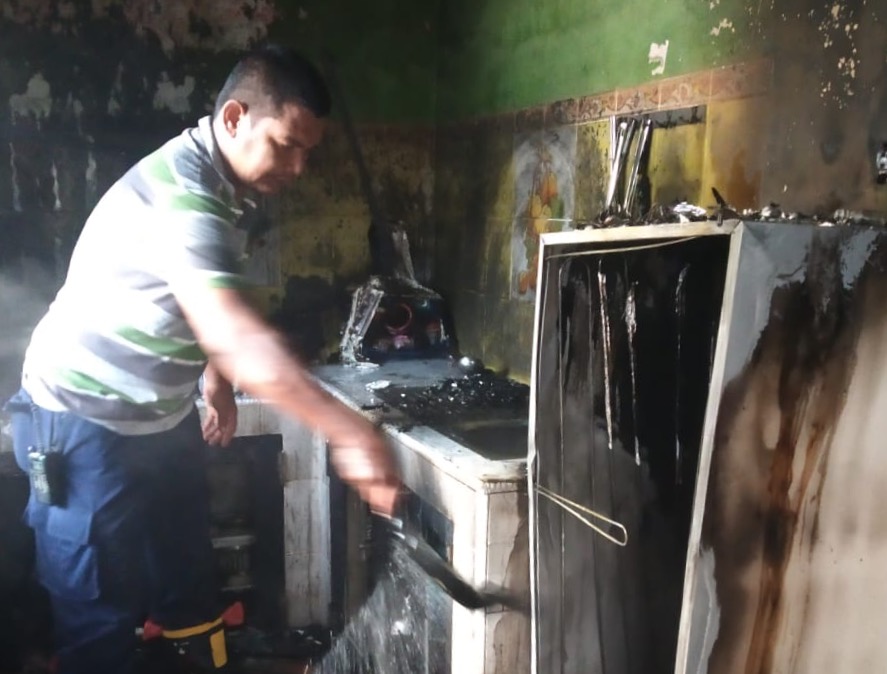 Padamkan Rumah Almarhum Mando Gapi yang Terbakar, Pemadam Kerahkan Tiga Unit Damkar