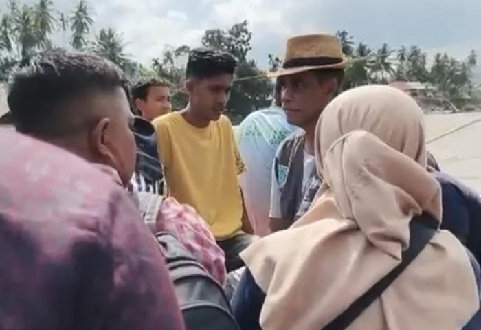 Mantan Bupati Bireuen Mustafa A Glanggang Naik Getek Terobos Banjir Antar Bantuan ke Leubok Iboh