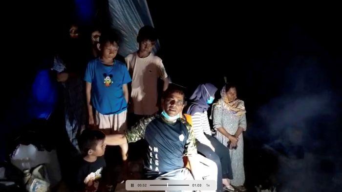 Terobos Gelap dan Lumpur, FISIP Unimal Antar 500 Nasi untuk Anak-anak Pengungsi di Pedalaman