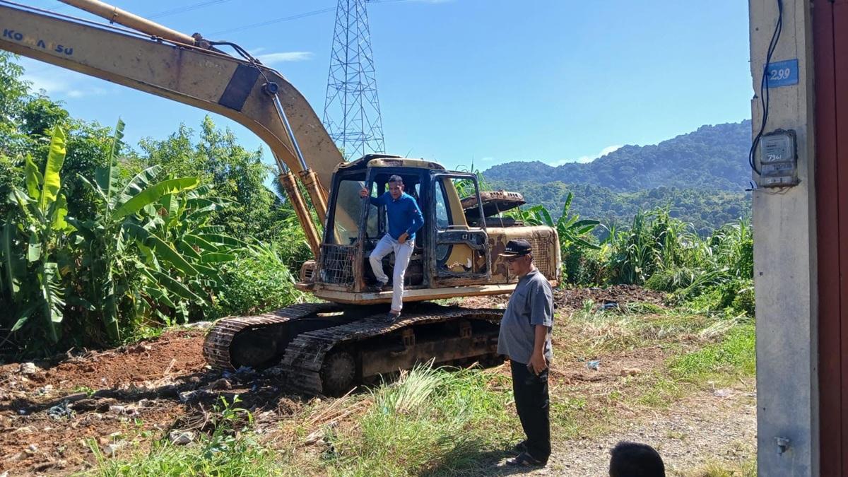 Bupati Instruksikan Penanganan Tumpukan Sampah di Saluran Irigasi Labuhanhaji, Beko Mulai Bekerja - Serambinews.com