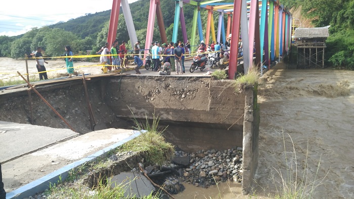 Dihantam Derasnya Arus Sungai Alas, Oprit Jembatan Mbarung-Lawe Alas Aceh Tenggara Putus