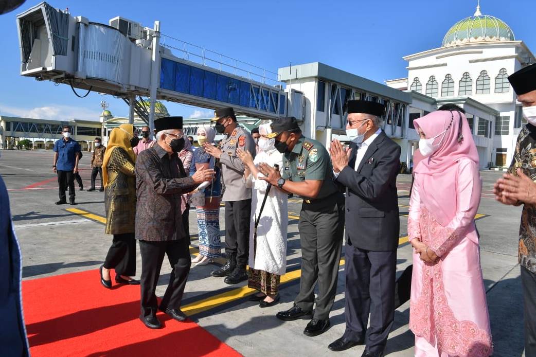 pangdam-im-bersama-unsur-forkopimda-aceh-lainnya-melepas-keberangkatan-wapres-ri.jpg