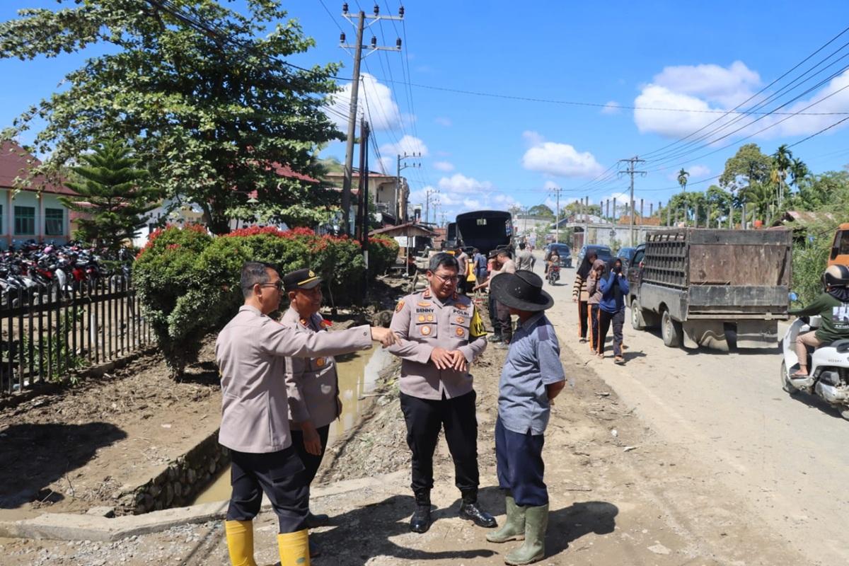 Polres Nagan Raya Bersama TNI dan Warga Bersihkan Lumpur Bekas Banjir di SMAN 1 Darul Makmur