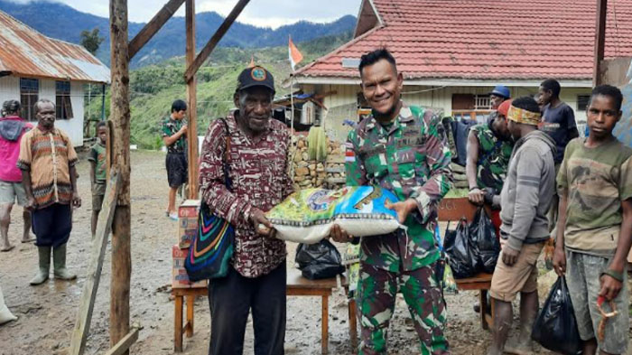 Prajurit Raider Khusus 114/SM Bener Meriah Beri Bantuan Sosial bagi Masyarakat Distrik Mbua, Papua