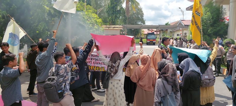 para-mahasiswa-saat-menggelar-aksi-di-halaman-di-gedung-dprk-langsa-rabu-3182022.jpg