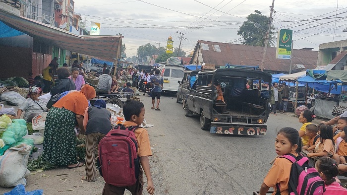 Pedagang Pekan Lawe Sigala Berjualan di Jalan Raya, Arus Transportasi Macet