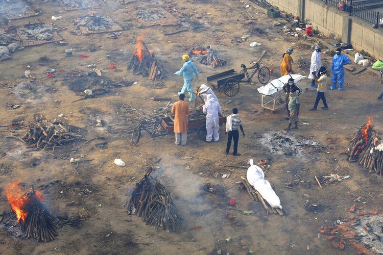 pasien-yang-meninggal-karena-penyakit-covid-19-terlihat-terbakar-di-tanah-di-new-delhi-india.jpg
