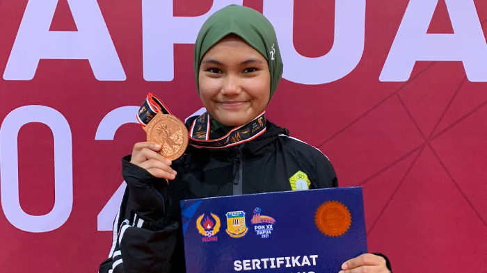 peanggar-aceh-elvanda-cantika-putri-memperlihatkan-medali-perunggu-nomor-sabel.jpg