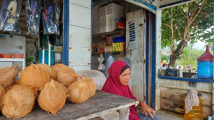 Gara-gara Jembatan Putus dan BBM Sulit, Omset Pedagang di Gosong Telaga Barat Anjlok