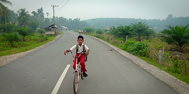 pelajar-sd-tak-menggunakan-masker-saat-pulang-sekolah-menggunakan-sepeda.jpg