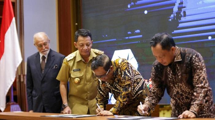 peluncuran-perangko.jpg<pf>Rakor-Pimpinan-Daerah-di-Meuligoe.jpg<pf>kedatangan-Menkopolhukam-Mahfud-MD-dan-Menteri-dalam-Negeri.jpg