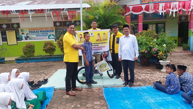 Airlangga Hartarto Kirim Sepeda untuk Pelajar di Pidie yang Panjat Tiang Bendera Saat Upacara HUT RI