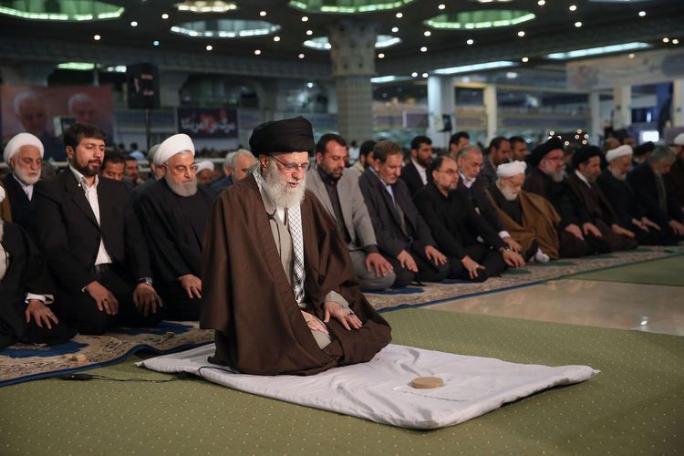 Ayatollah Ali Khamenei Pemimpin Tertinggi Iran Pimpin Shalat Jumat Pertama Kalinya dalam 8 Tahun