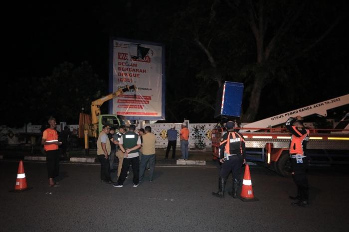 Illiza Pimpin Pembongkaran Baliho tak Berizin, 3 Titik di Kawasan Putroe Phang Banda Aceh Dirobohkan