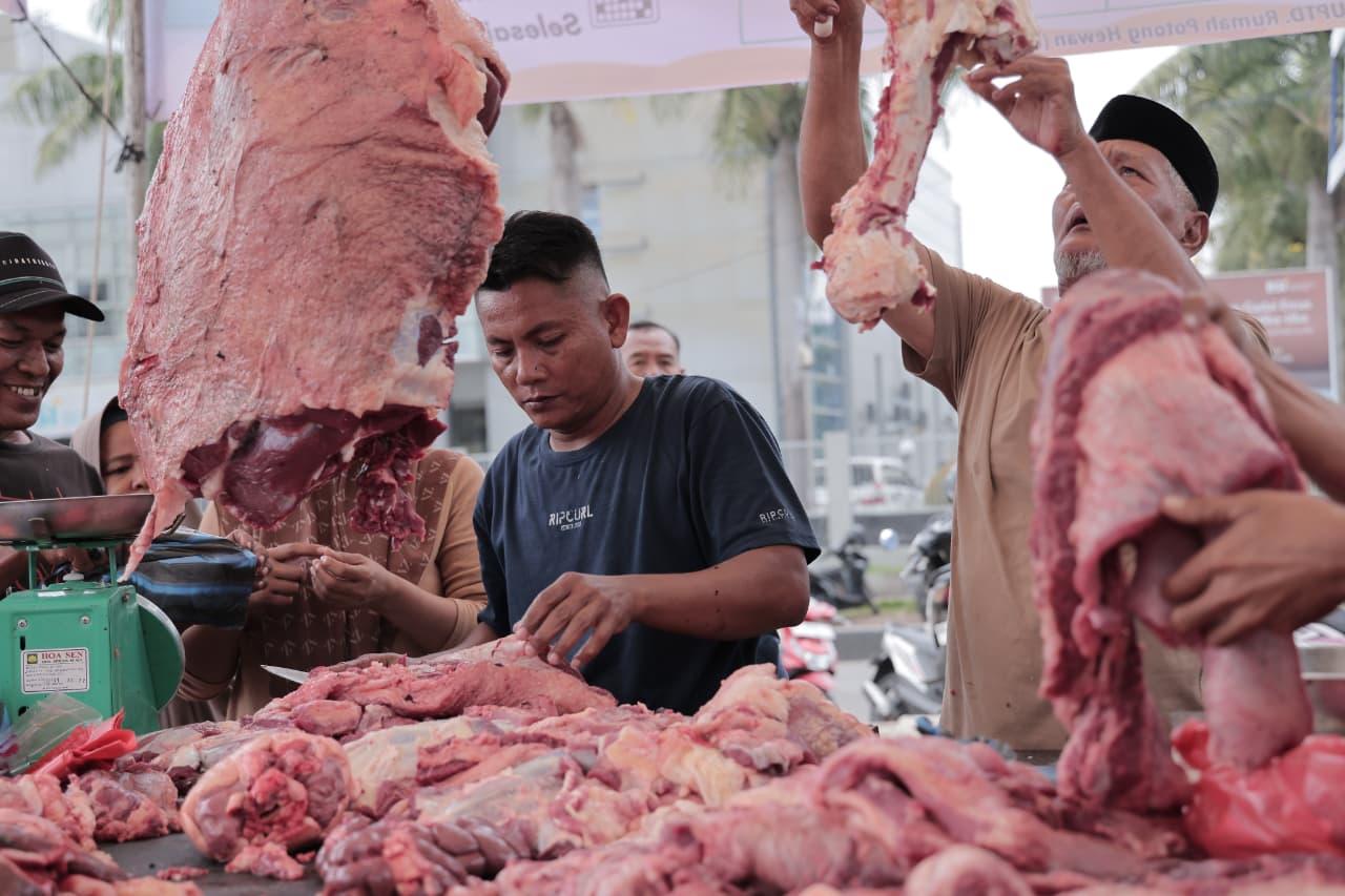 Wakil Wali Kota Banda Aceh, Afdhal Khalilullah, meninjau langsung pelaksanaan pasar murah daging meugang di sejumlah titik, Senin (16/2/2026).