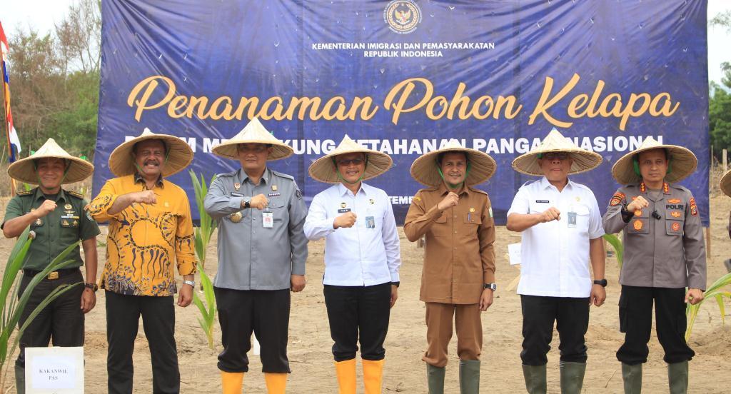 penamaman-pohon-kelapa-di-lahan-milik-Rutan-Kelas-IIB-Banda-Aceh.jpg
