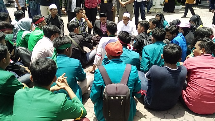 Demo di Kantor DPRK Bireuen, Enam Anggota Dewan Terima 40 Perwakilan Mahasiswa