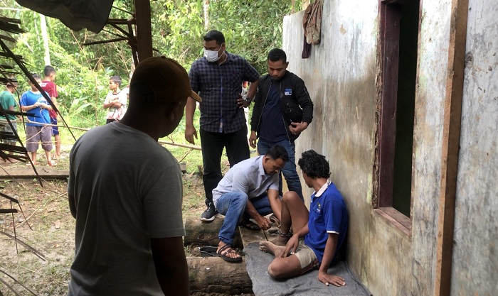 Pria Ini Dirantai Kedua Kakinya Gegara Sering Mengamuk, Tim Haji Uma Jemput untuk Diobati ke RS Jiwa