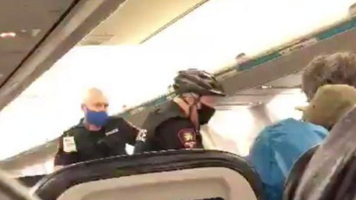 Penerbangan Dibatalkan, Polisi Usir Seorang Ayah dari Pesawat Agar Pakaikan Masker untuk Anaknya