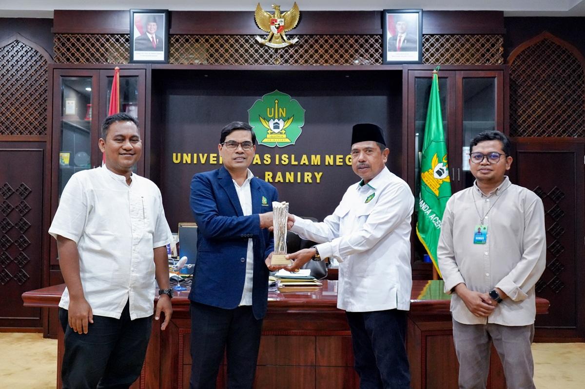 Rektor UIN Ar-Raniry Terima Humas Kemenag Award 2025, Kategori Pengelola Website Terbaik