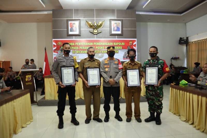 Kapolresta Banda Aceh Serahkan Penghargaan dari Kapolri untuk Penggiat Posko PPKM, Ini Penerimanya 