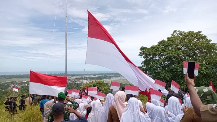 pengibaran-bendera-raksasa-di-puncak-gunung-sabi-abdya.jpg