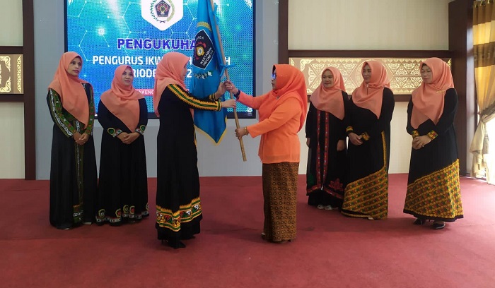 Ini Para Istri Wartawan yang Dikukuhkan sebagai Pengurus IKWI Aceh Tengah dan Pesan Ketua PWI Aceh