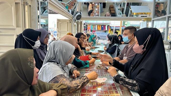pengunjung-toko-emas-Berkat-Jasa-Sejahtera.jpg