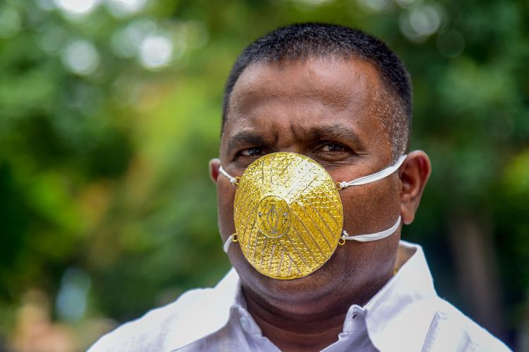 Pria Ini Pakai Masker Emas untuk Tangkal Virus Corona, Harganya Rp 58,2 Juta