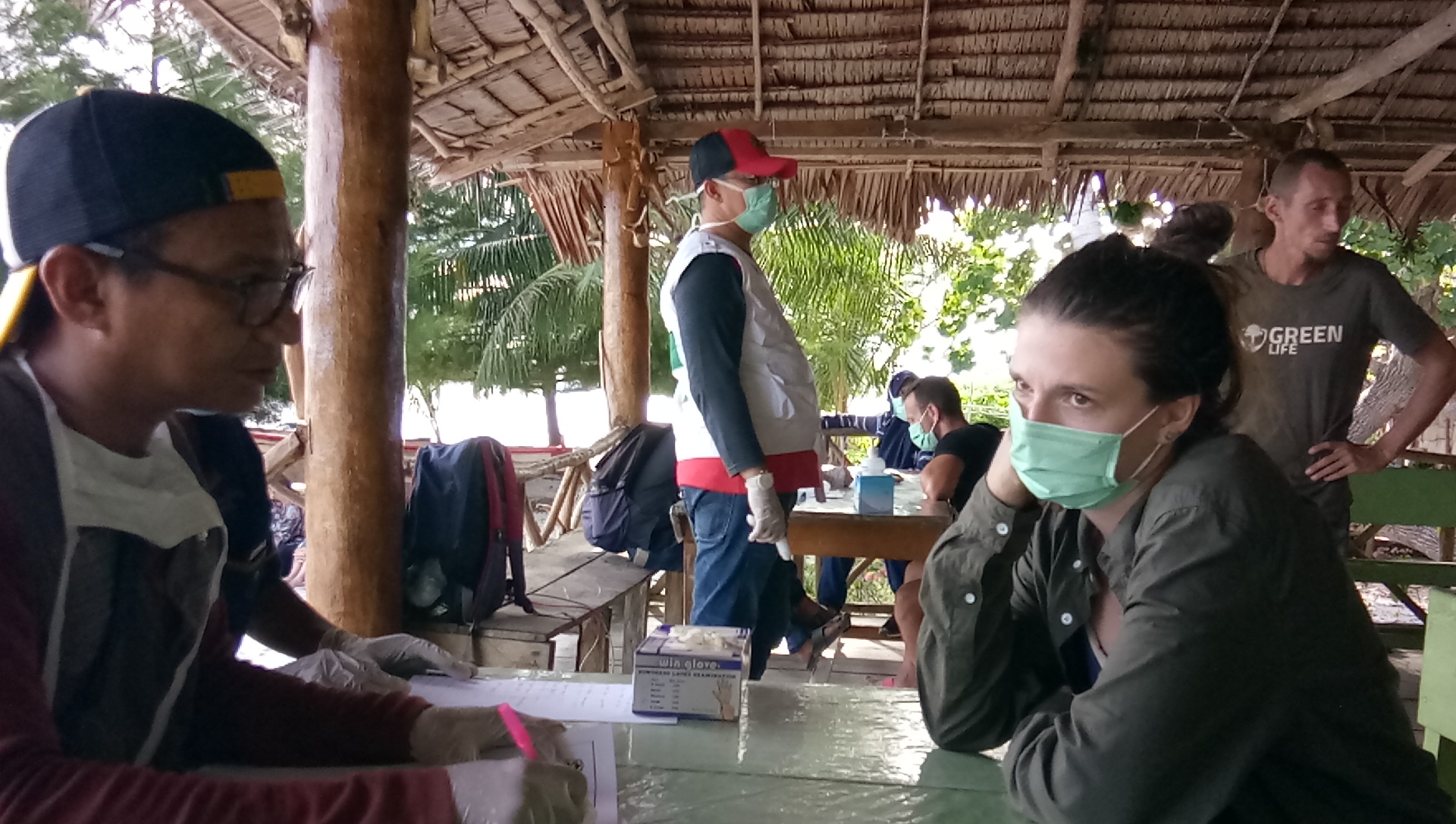 Tim Gugus Tugas Virus Corona Pemkab Singkil Periksa Kesehatan Wisatawan Asing di Pulau Sikandang