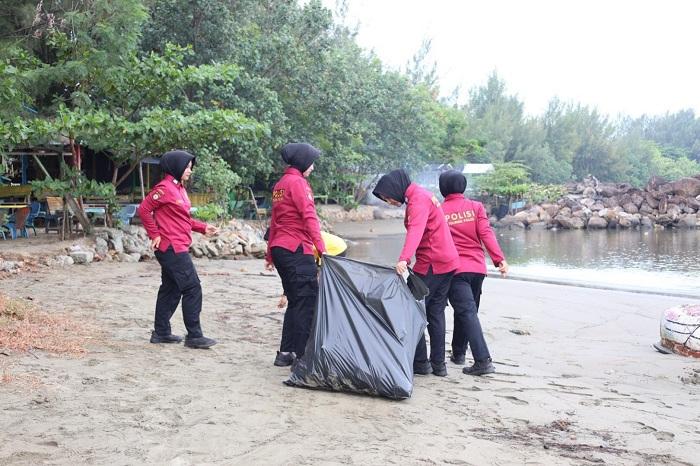 personel-Polda-pungut-sampah-di-Ulee-Lheue.jpg
